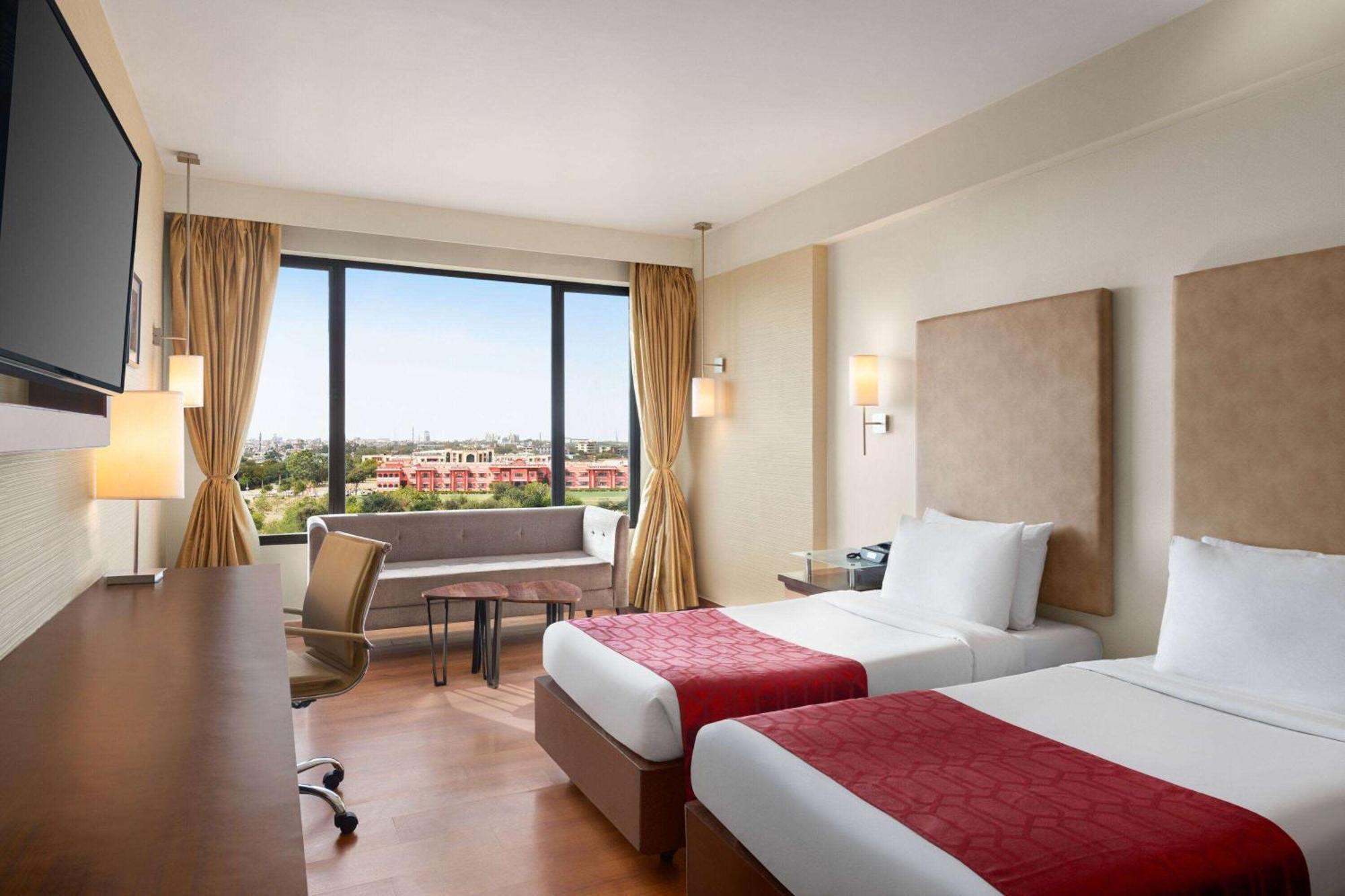 מלון Ramada By Wyndham Jaipur North מראה חיצוני תמונה